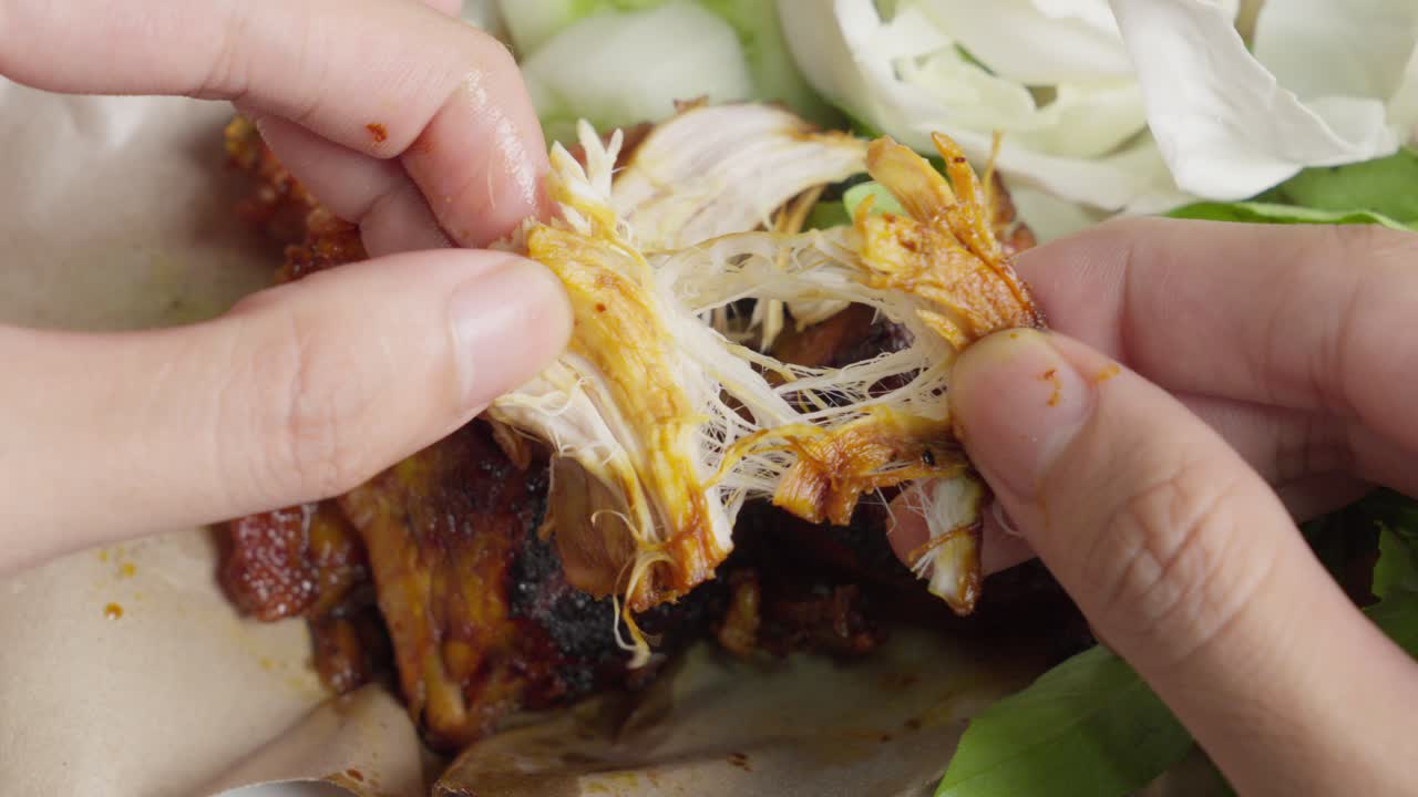 손 질을 벗기고 있는  (ayam bakar) 인도네시아 고기 김과 고추