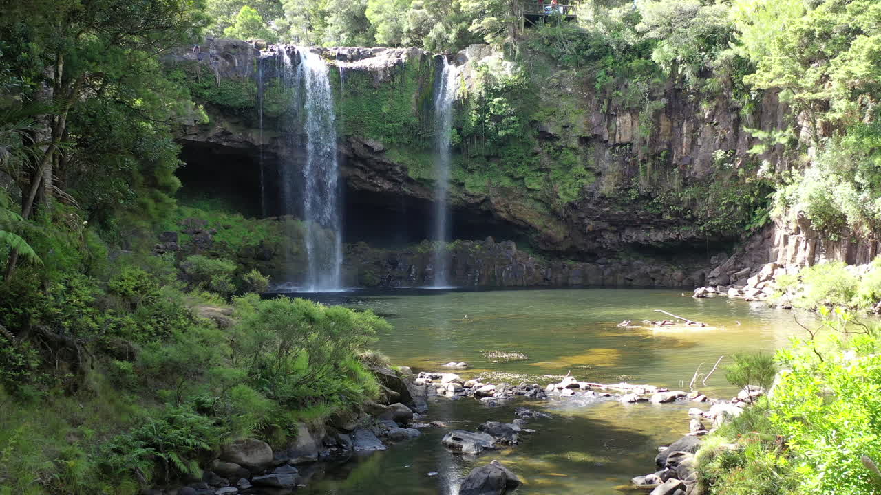 hermoso arco iris cae sobre el río kerikeri cerca de kerikeri en nueva zelanda