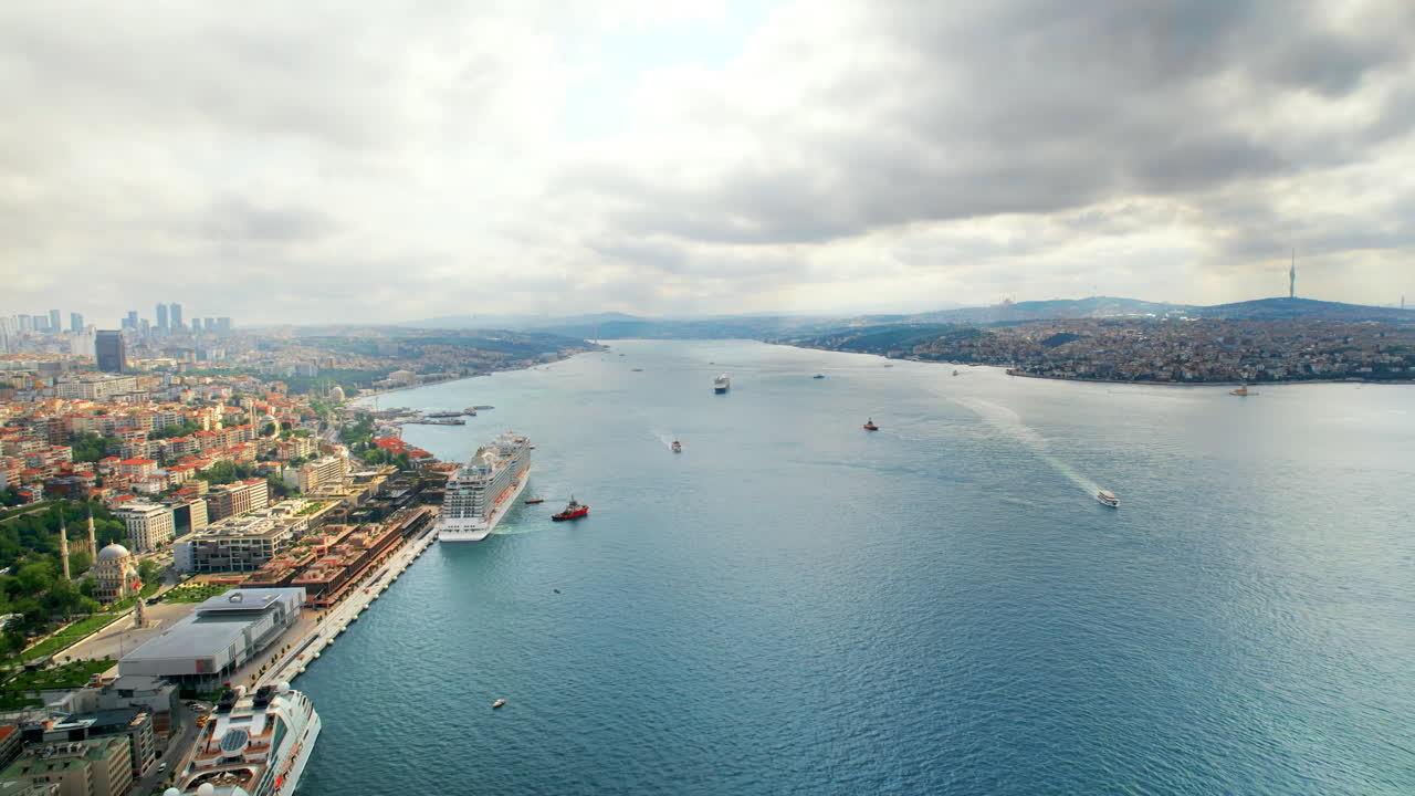 İstanbul, Türkiye'nin havadan drone ile çekilmiş görüntüsü. Çok sayıda yüzen gemi, yerleşim binaları, camiler ve şehir manzarasıyla Boğaziçi.