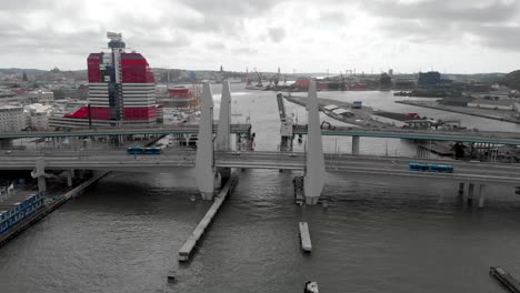 nueva estructura icónica en el centro de gotemburgo, el puente hisingsbron que reemplaza a la gotaalvbron, toma aérea contra cielos nublados