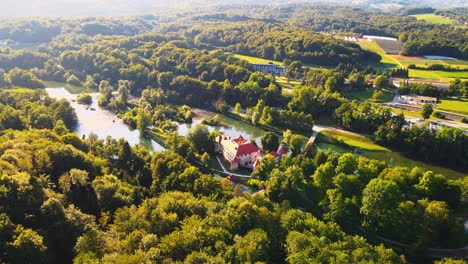 Malerische-4K-Drohnenaufnahmen-Der-Burg-Otočec-In-Wunderschönem-Sonnigen-Licht