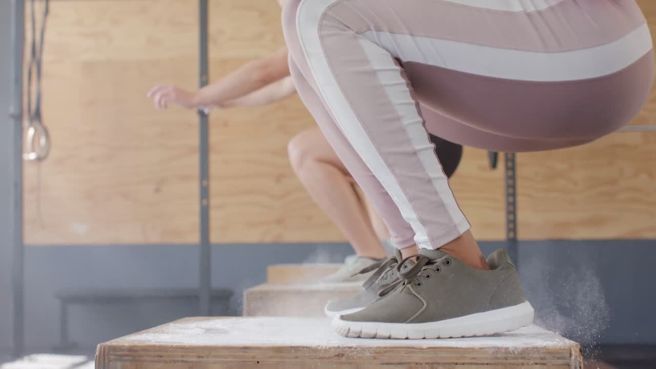 un montaje de mujeres felices inalteradas y diversas en clases de gimnasia en grupo, en cámara lenta.