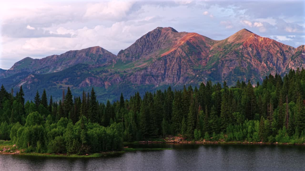Lost Lake camping sommer solnedgang Kebler Pass Crested Butte Paonia dronefoto Colorado Ruby Peak Rocky Mountains landskapsutsikt Irwin Lake Ohio Pass tett Ospetrær Skog Sawatch Range oppover