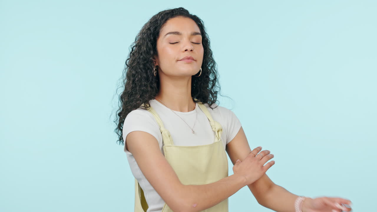cara, graciosa y mujer con los brazos cruzados