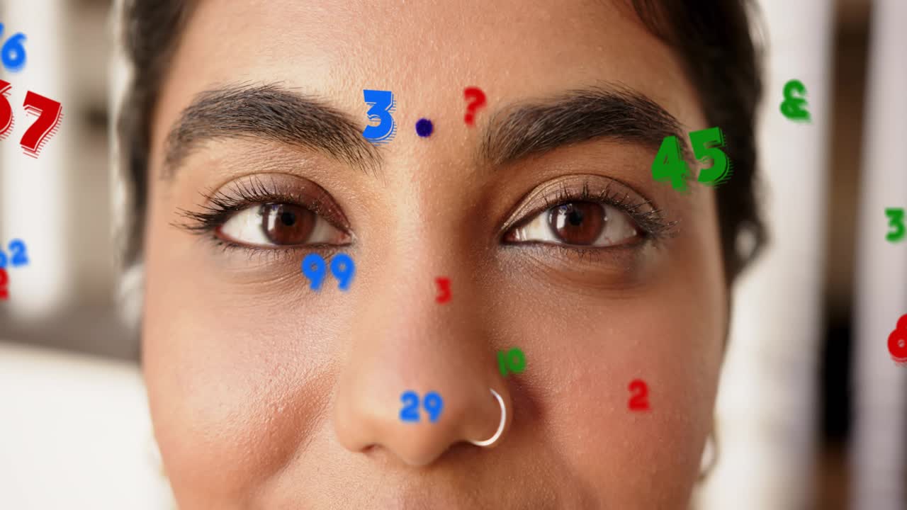 Mujer abriendo los ojos y fijando la mirada, números animados rastreando el piercing de la nariz y el bindi para tecnología