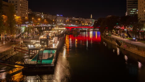 Paseo-Nocturno-De-Viena-Junto-Al-Río