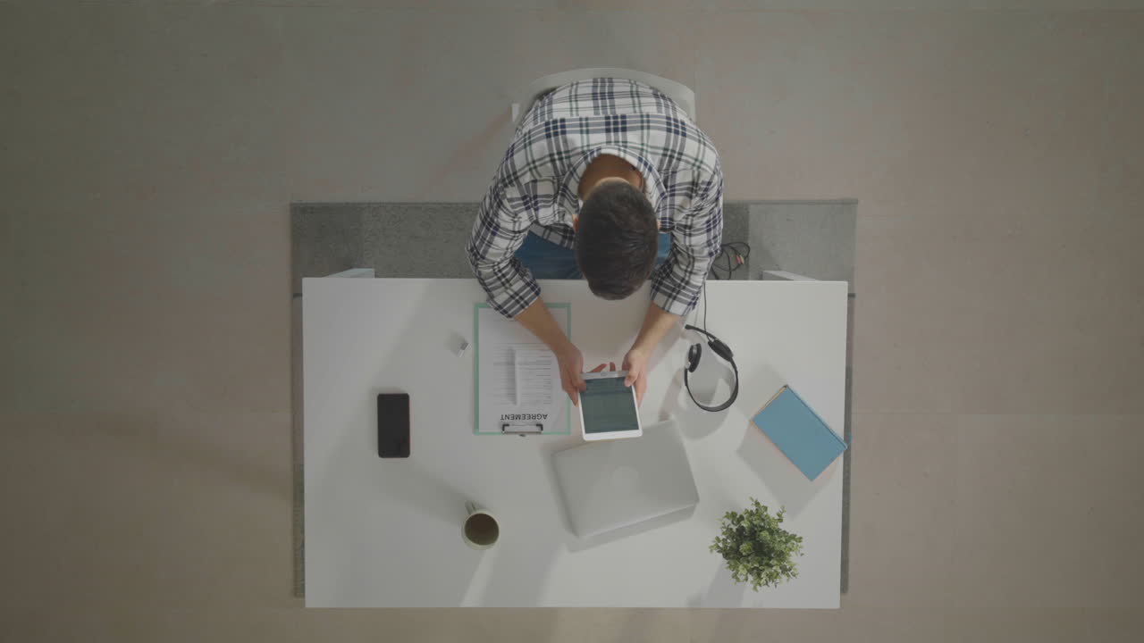 계약을 완료하는 사람