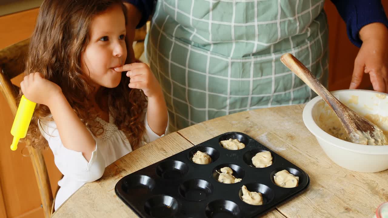 chica preparando galletas con la abuela en la cocina 4k