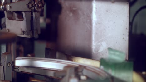 los granos de café que se empaquetan en la fábrica se mueven a través de la cinta transportadora