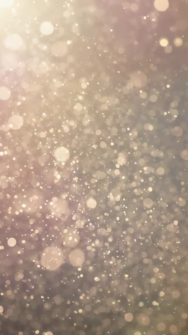 Vídeo vertical: Poeira flutuante a mover-se perto da janela sob o sol quente no canto superior esquerdo, formando um bokeh dourado-rosado.