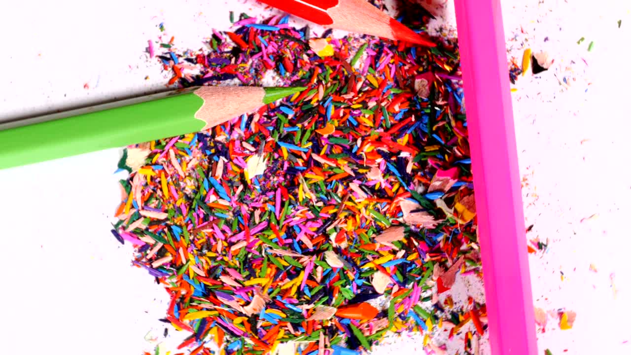 lápices en el montón de sobras