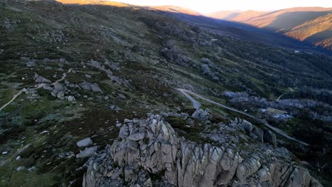 Luftaufnahme-Der-Schneebedeckten-Berge-In-Der-Nähe-Von-Thredbo-Während-Der-Trockenen-Sommersaison,-New-South-Wales,-Australien