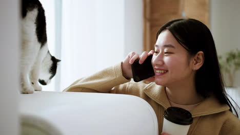 전화를 하는 여자