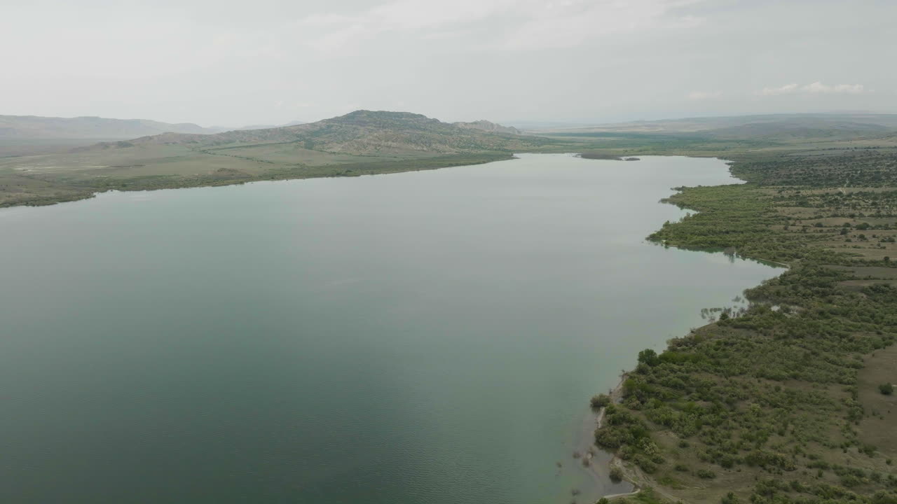 gran embalse de agua de dalis mta con paisaje estepario alrededor, georgia