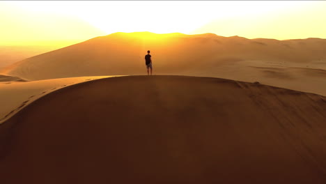 soledad al amanecer en el desierto