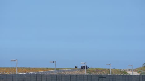 aterrizaje de avión en la pista del aeropuerto