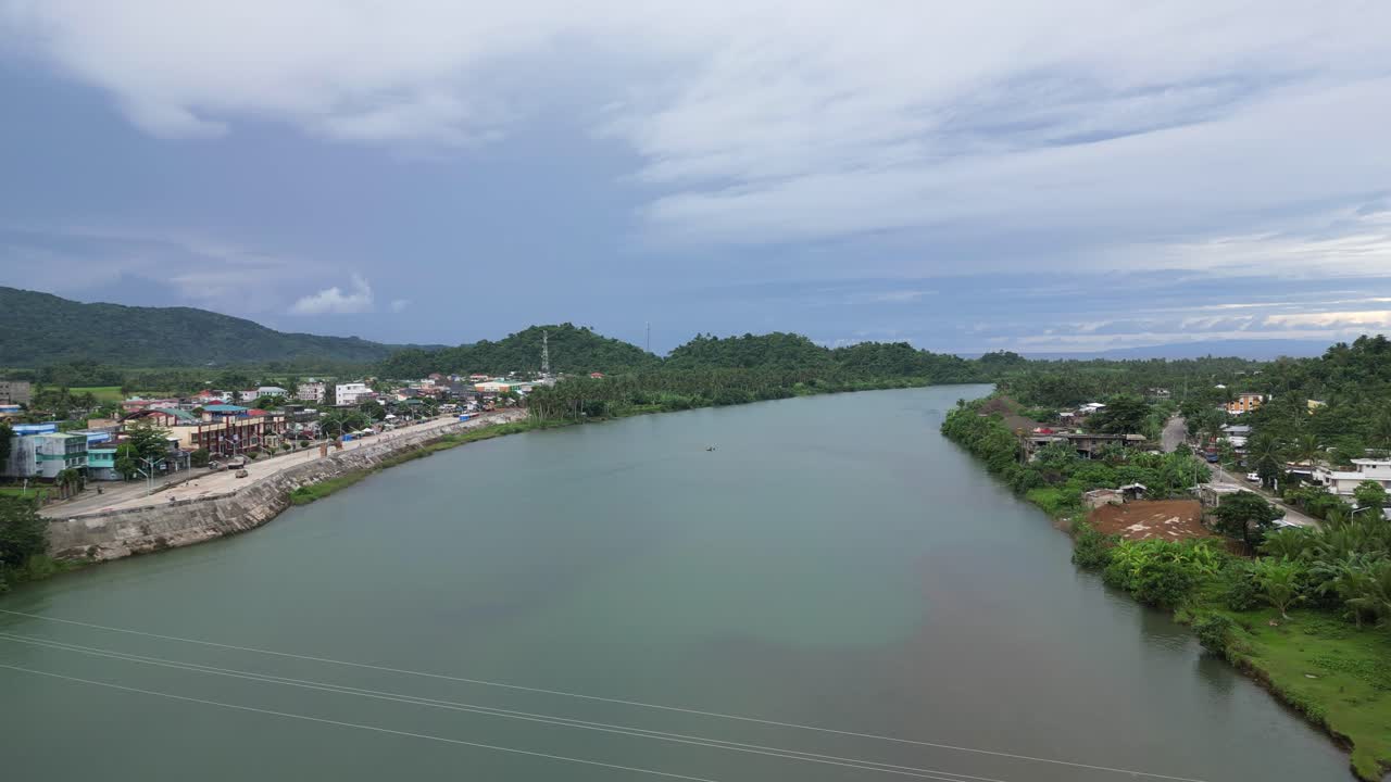 vista de drones del río en el pueblo de bato, isla de catanduanes, filipinas