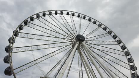 Giant-Ferris-wheel-in-Miami's-BaySide-against-a-cloudy-sky