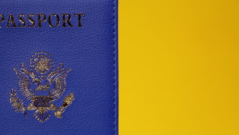 un pasaporte azul, con el emblema de los estados unidos de américa, en una superficie giratoria