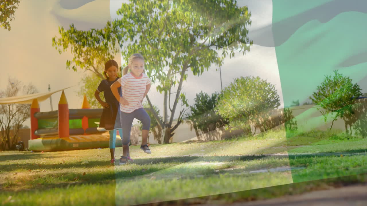 jugando en el parque, los niños disfrutando sobre la bandera de la costa de marfil animación