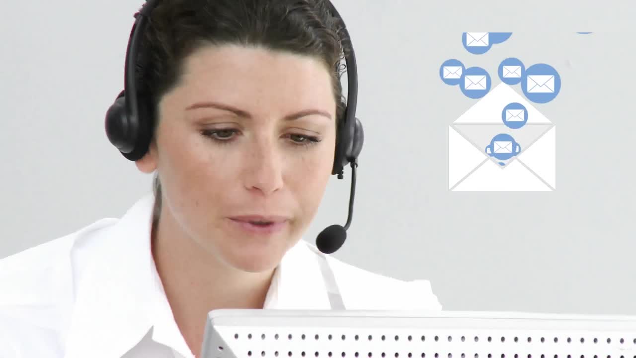 Animación de iconos digitales sobre empresaria usando auriculares telefónicos