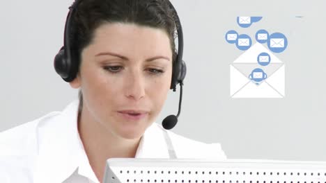 animación de iconos digitales sobre una mujer de negocios usando auriculares de teléfono
