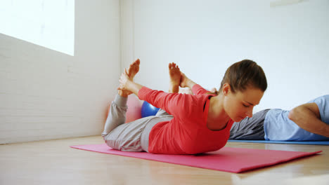hombre y mujer haciendo yoga 4k