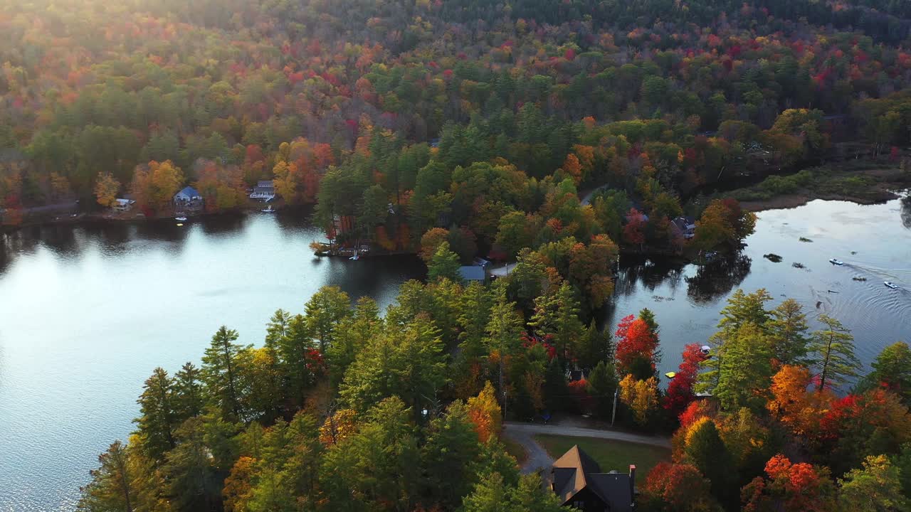 sereno paisaje otoñal en la orilla del lago en el campo de vermont usa, vista aérea del bosque colorido y aguas tranquilas en un día soleado
