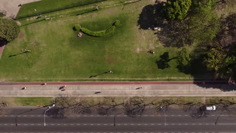 Aérea-De-Arriba-Hacia-Abajo-De-Lado-Sobre-La-Vía-Peatonal-Y-Ciclista-En-El-área-De-Recoleta,-Buenos-Aires