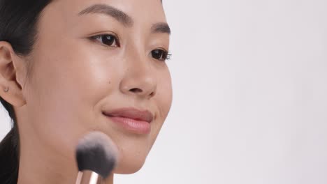 mujer aplicando maquillaje
