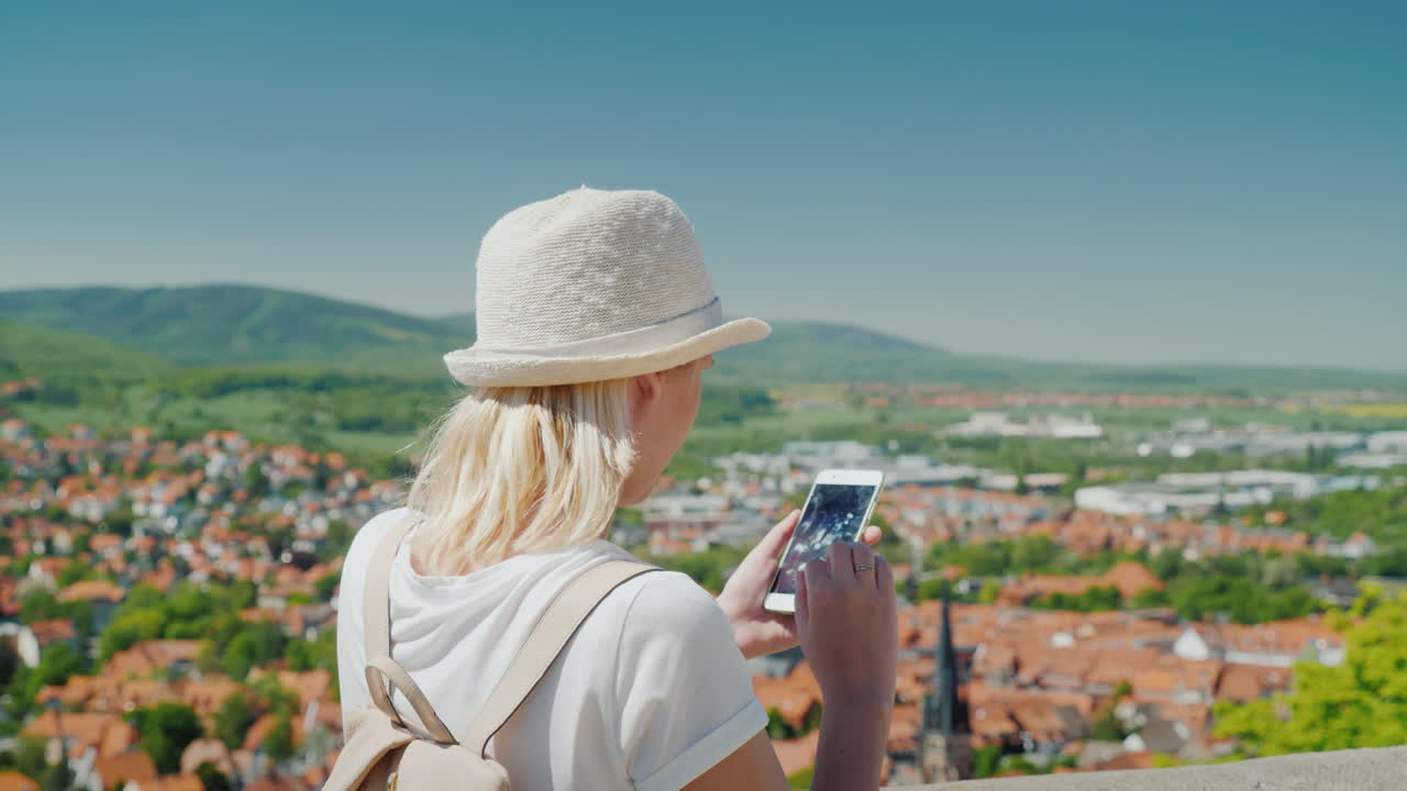 turista con smartphone sobre ciudad alemana