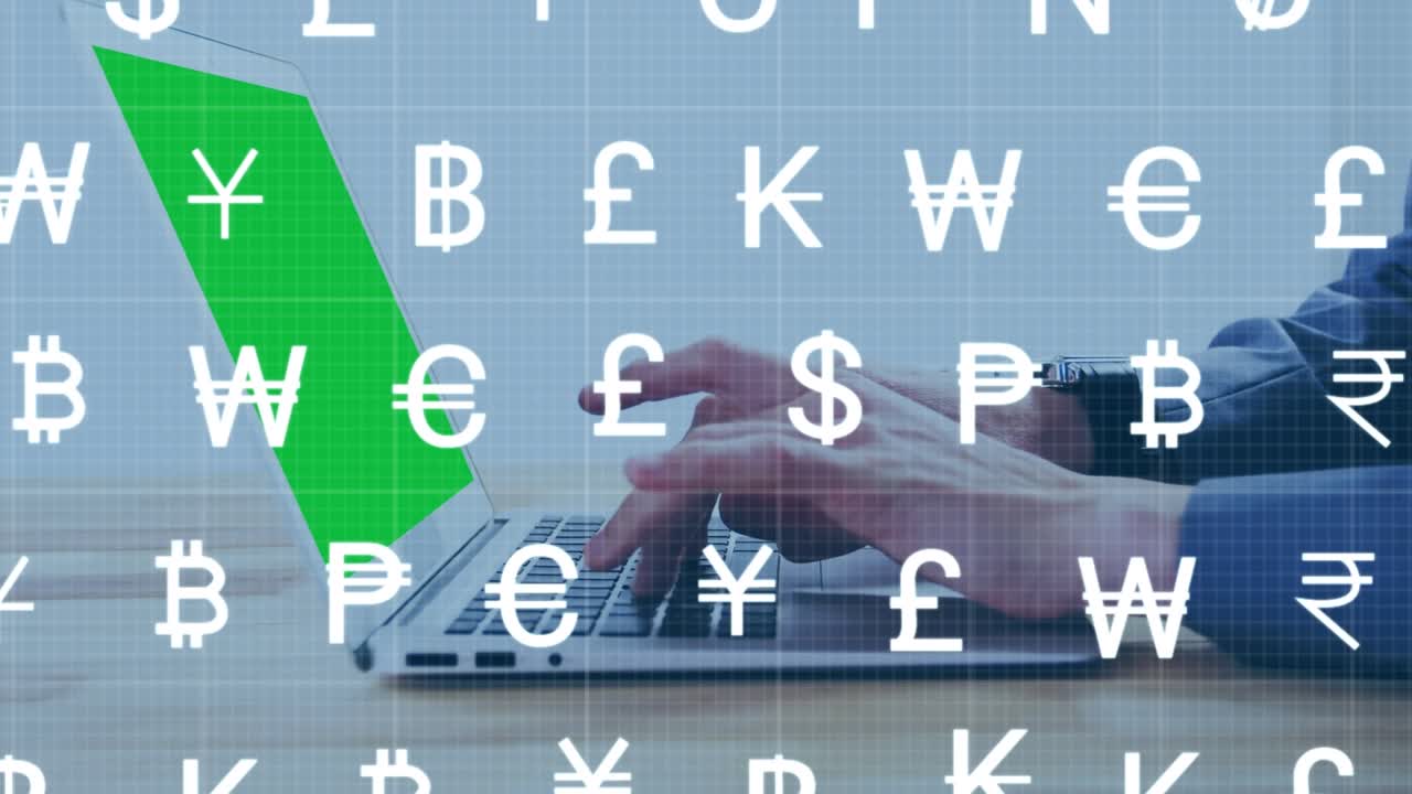 Simboli di valute globali multiple sopra la parte centrale di una persona che usa un laptop, con spazio per il testo.