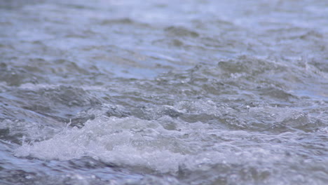 Süßwasser-Fließt-Den-Fluss-Hinunter,-Trinkwasser,-Kristallklar