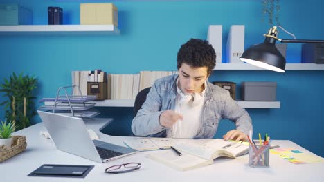 un joven estudiante estudiando a un ritmo rápido.