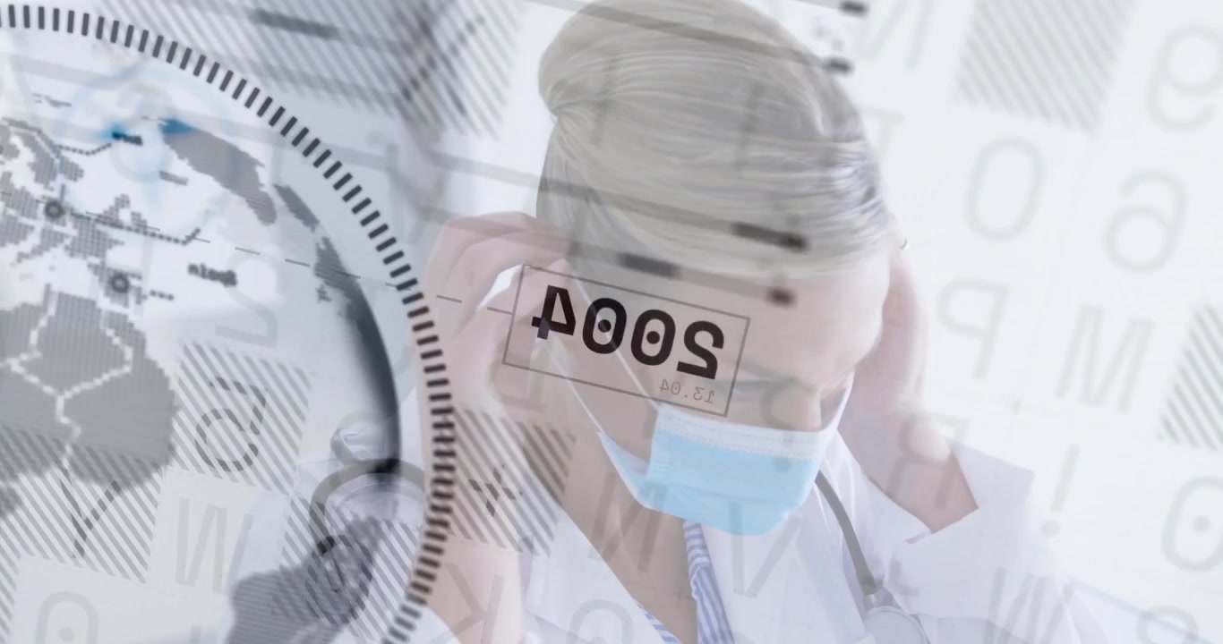Dottoressa che tiene gli elastici della maschera e la sistema, preparando un esame medico con una timeline HUD digitale.