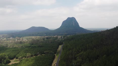 carretera escénica con el monte tibrogargan en la distancia en el parque nacional de las montañas de la casa de cristal en qld, australia