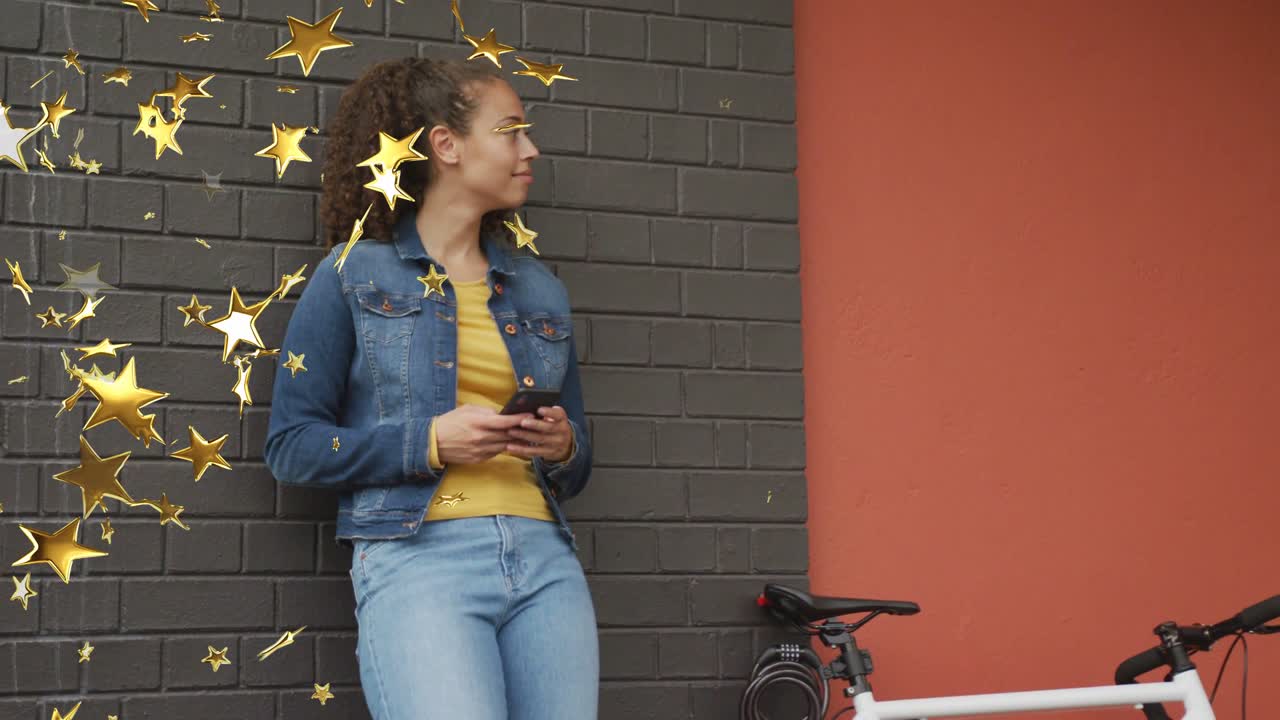 レンガの壁にもたれかかりスマートフォンをタップする女性。テクノロジーを表現する金色の星が画面いっぱいに浮かび上がる。