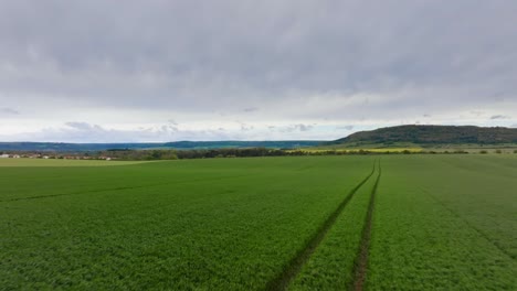 Felder-Mit-Sehr-Bewölktem-Wetter-In-Frankreich