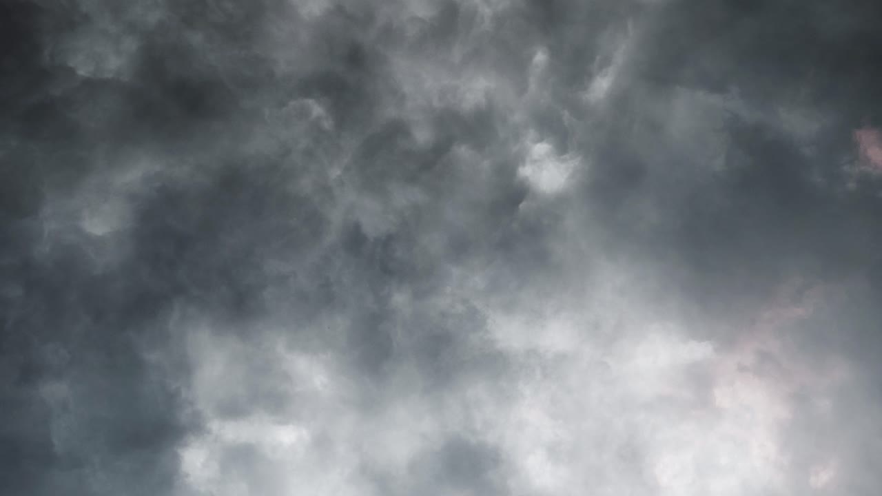 badai petir, petir dan awan di atas langit badai