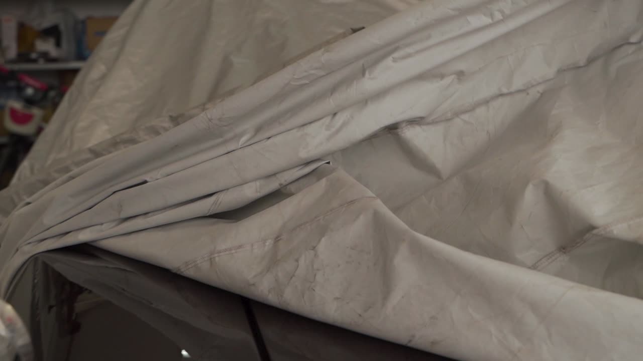 차고에서 자동차 커버를 착용하거나 제거하는 것