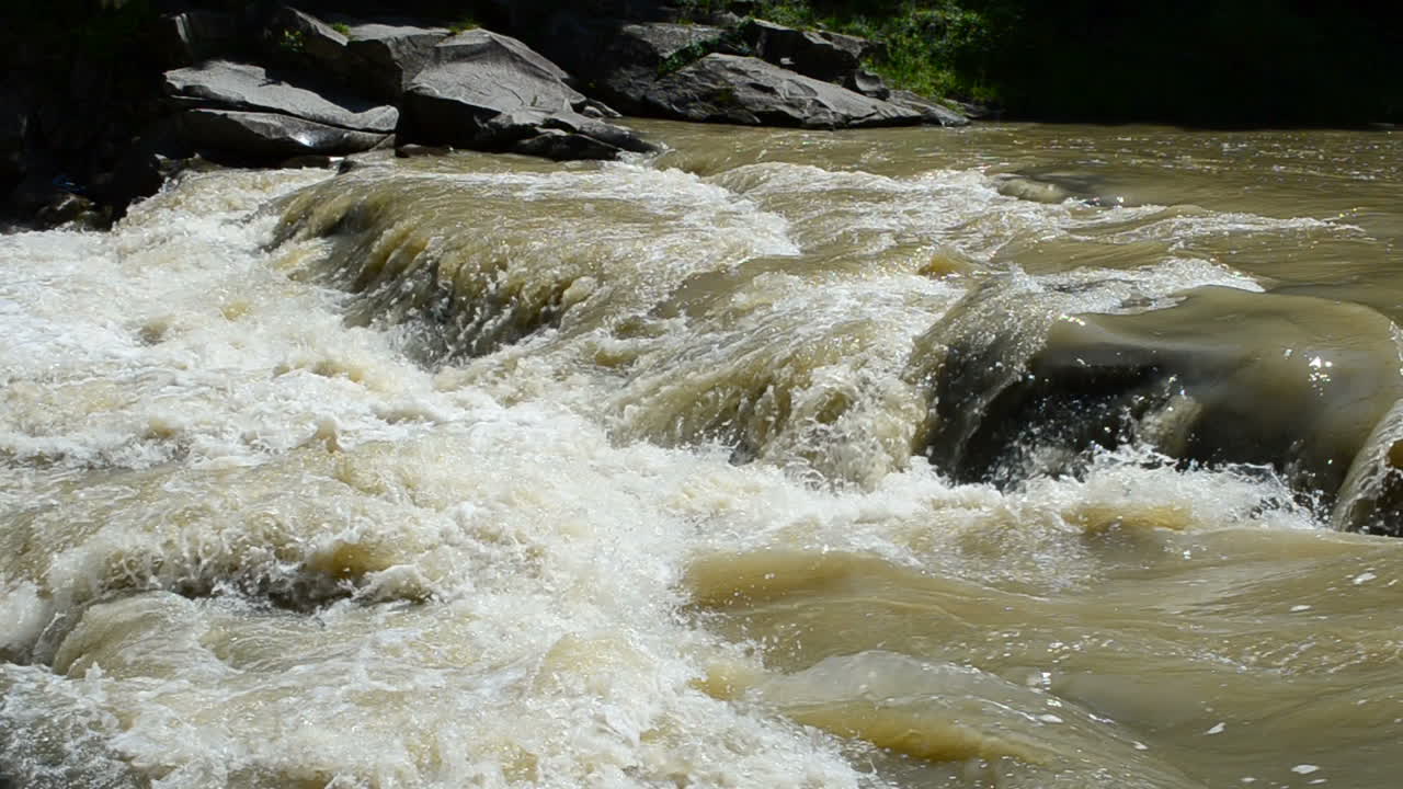 Corrente del fiume in estate. Natura e fiume di montagna.