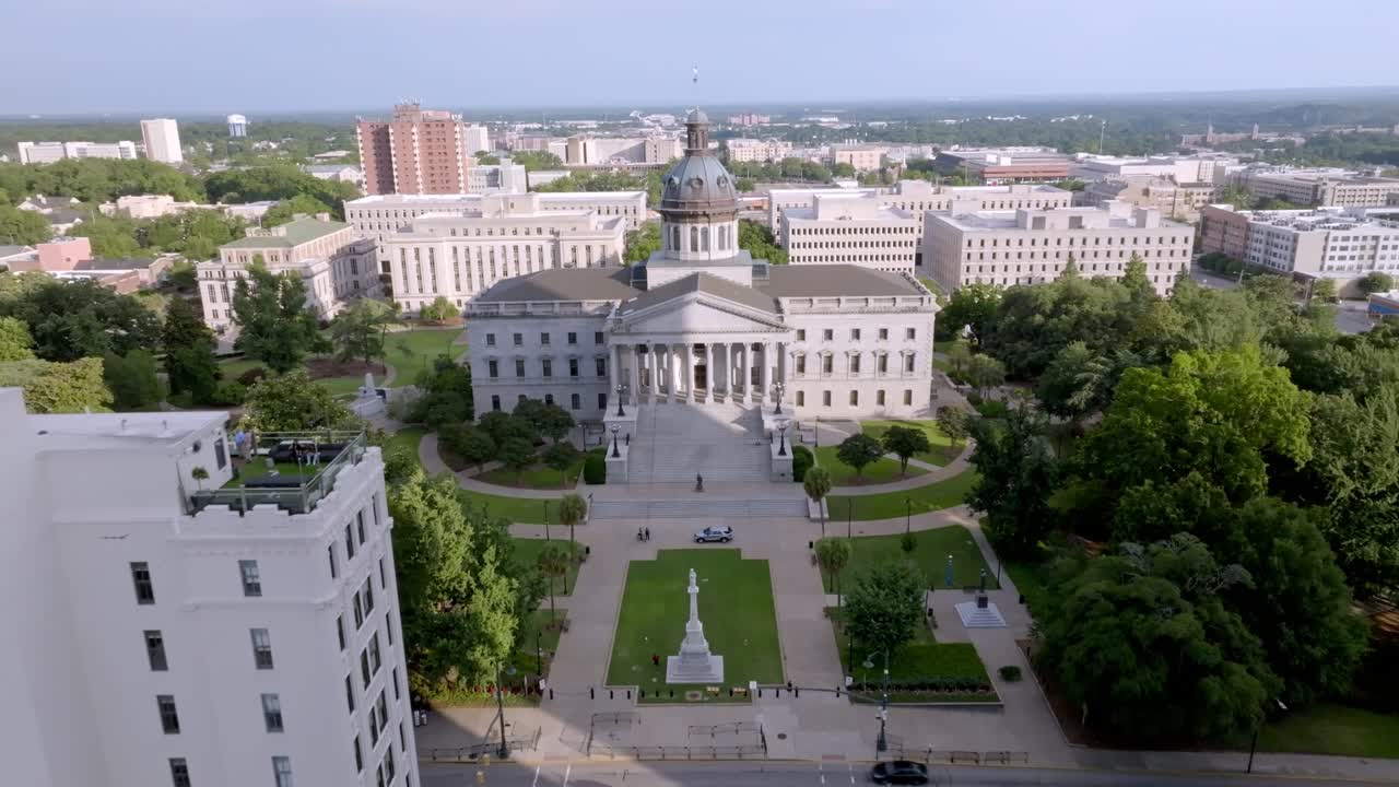 South Carolinas delstatshovedstadbygning i Columbia, South Carolina med droneoptagelse, der trækker sig tilbage