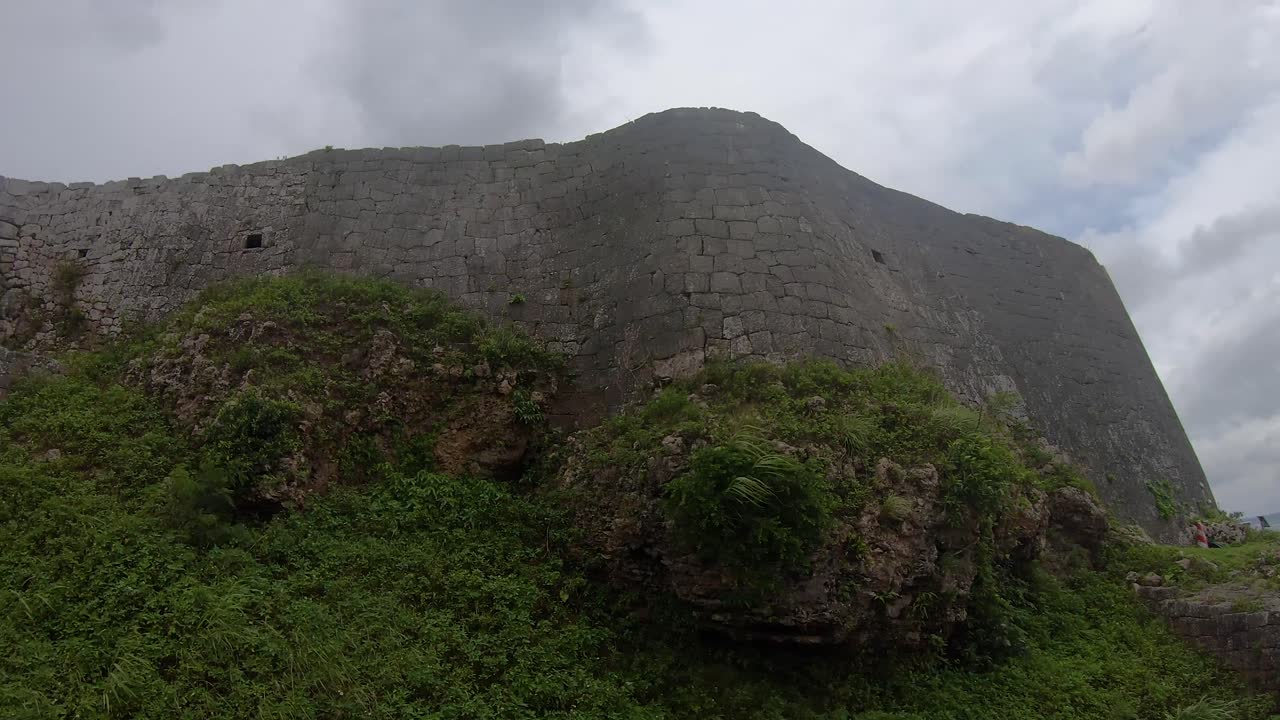 toma en gran angular de las ruinas del castillo de katsuren que se desplazan hacia la izquierda hasta la vista panorámica de la zona rural de okinawa, japón