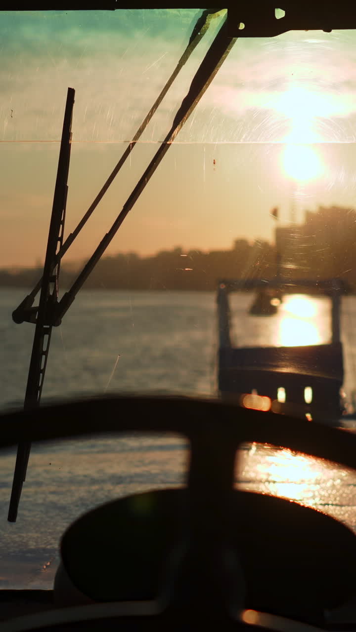 Vista da una barca al tramonto