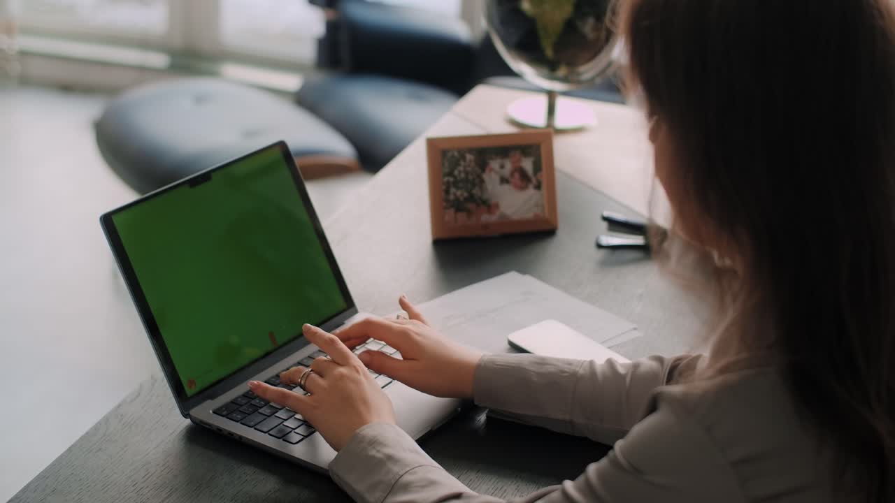 mujer trabajando en una computadora portátil en la oficina del hogar