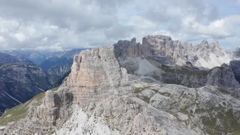 Mountain-peaks-in-Dolomites,-Tre-Cime-Di-Lavaredo