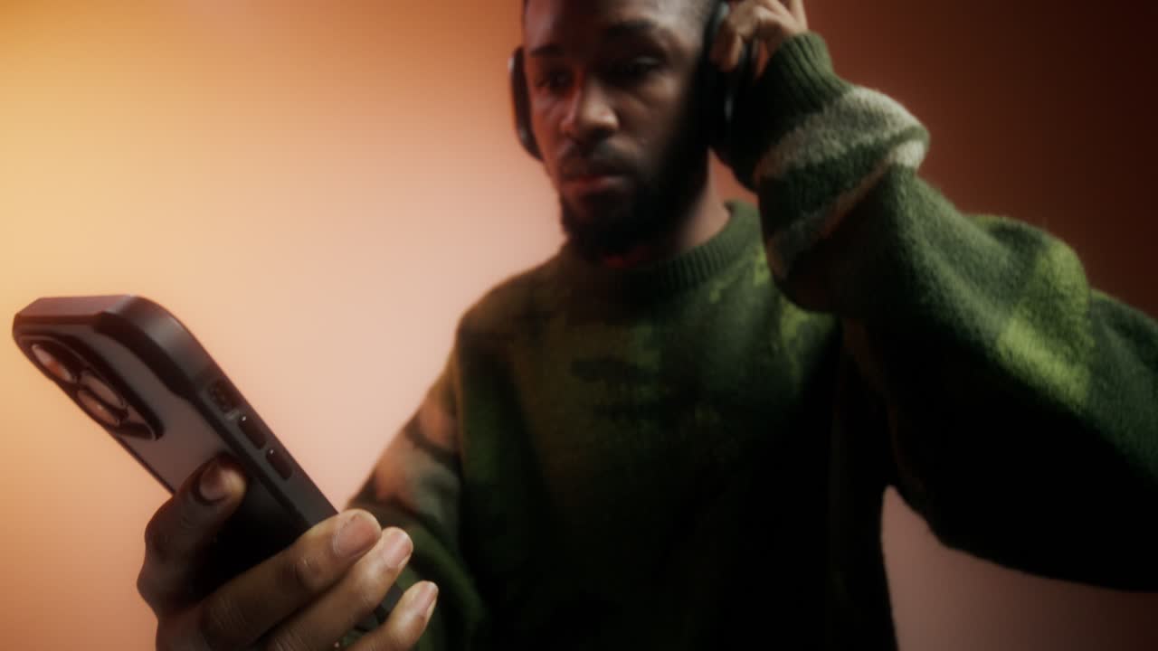 hombre escuchando música en su teléfono inteligente