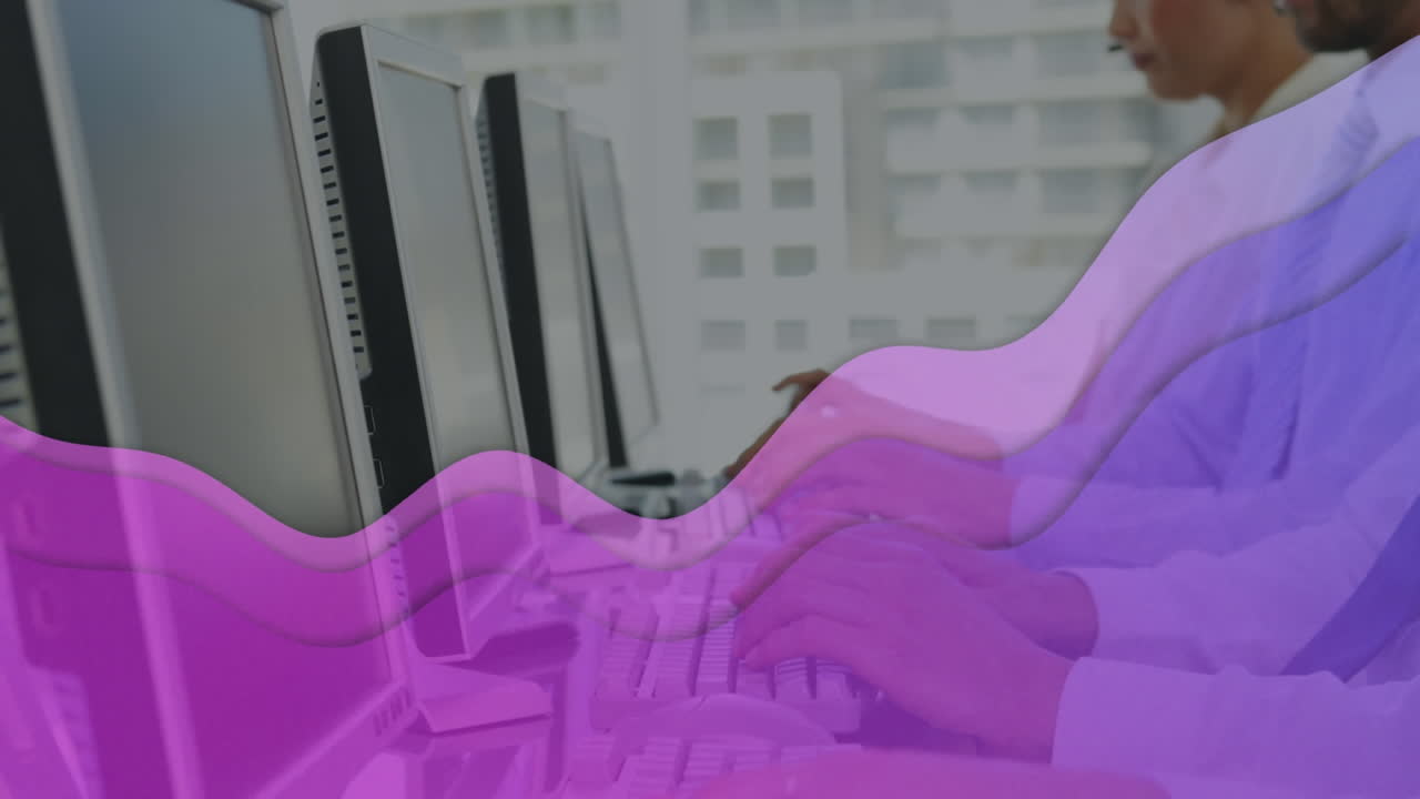 animación de onda púrpura sobre personas de negocios que usan auriculares de teléfono