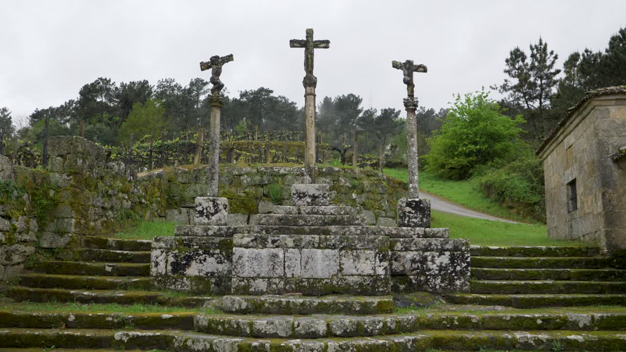 antiguas cruces de piedra en calvario de beade, ourense, españa