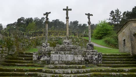 Alte-Steinkreuze-Am-Calvario-De-Beade,-Ourense,-Spanien